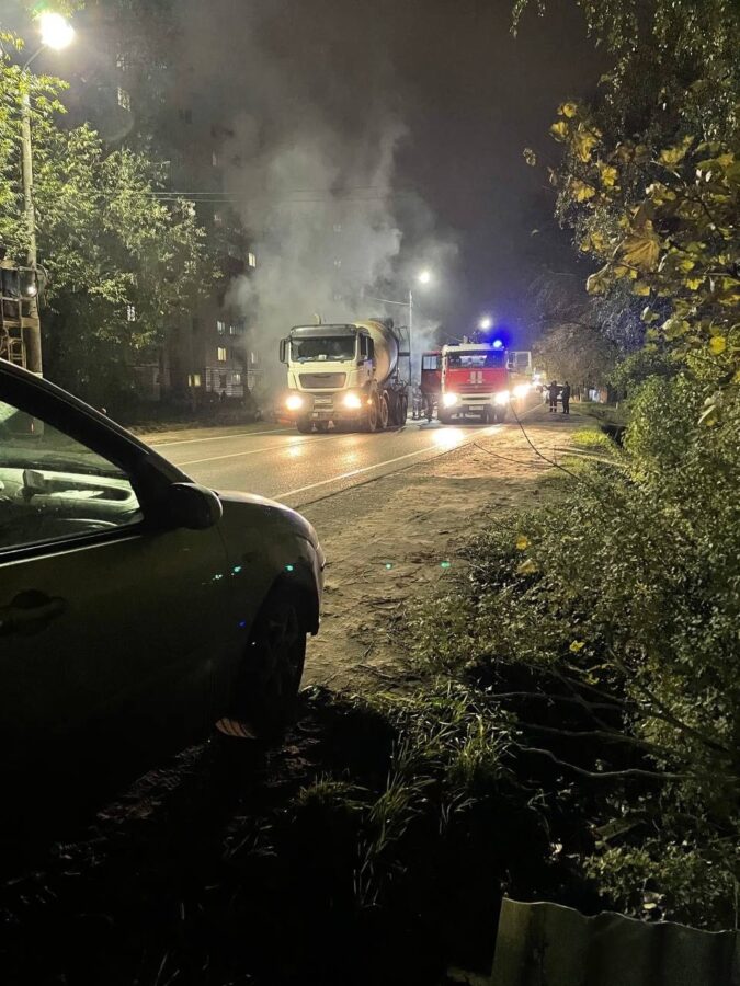 На дороге в Твери загорелась легковушка