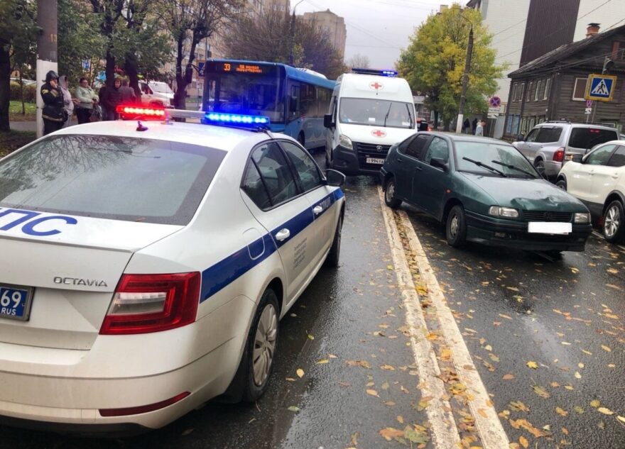 В Твери "Фольксваген" сбил двух подростков