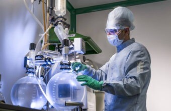 В России начали выпускать препарат для лечения рака без операции