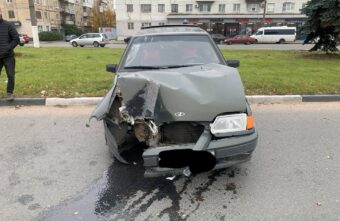 В Твери ВАЗ "протаранил" столб, есть пострадавший