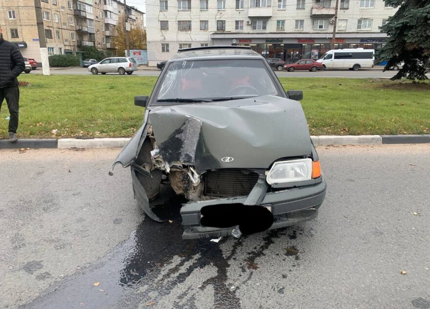 В Твери ВАЗ "протаранил" столб, есть пострадавший