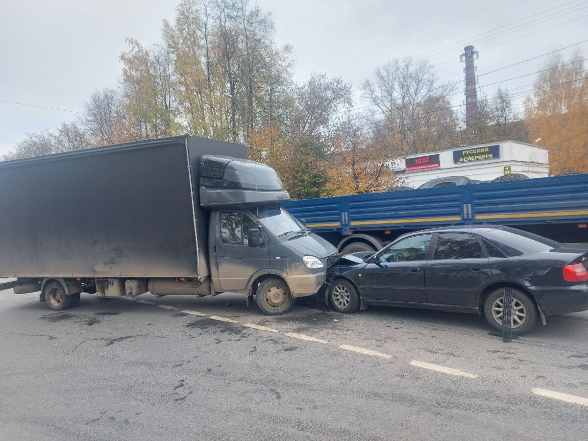 19-летний парень пострадал в столкновении Audi и ГАЗели в Твери | ТОП Тверь  новости