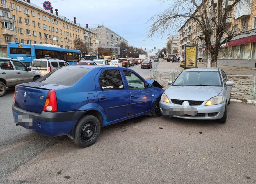 Девушка пострадала в столкновении "Рено" и "Мицубиси" в Твери Девушка пострадала в столкновении "Рено" и "Мицубиси" в Твери