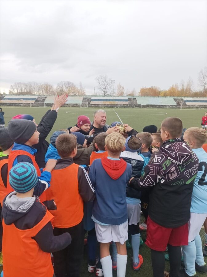 В Вышнем Волочке отметили юбилей футбольного тренера Григория Высочина