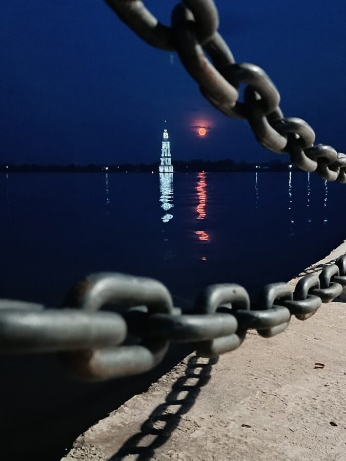 Жители Тверской области делятся фотографиями сентябрьского суперлуния