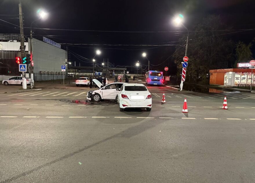 Два "Хёндая" столкнулись на перекрёстке в Твери, есть пострадавший Два "Хёндая" столкнулись на перекрёстке в Твери, есть пострадавший
