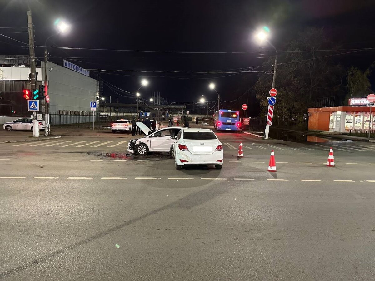 Два "Хёндая" столкнулись на перекрёстке в Твери, есть пострадавший