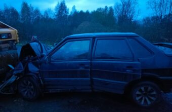 Два человека пострадали в столкновении ВАЗа с дорожным катком в Тверской области