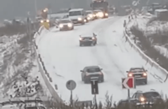 Под Тверью автомобилисты на летней резине не могут подняться в горку Под Тверью автомобилисты на летней резине не могут подняться в горку