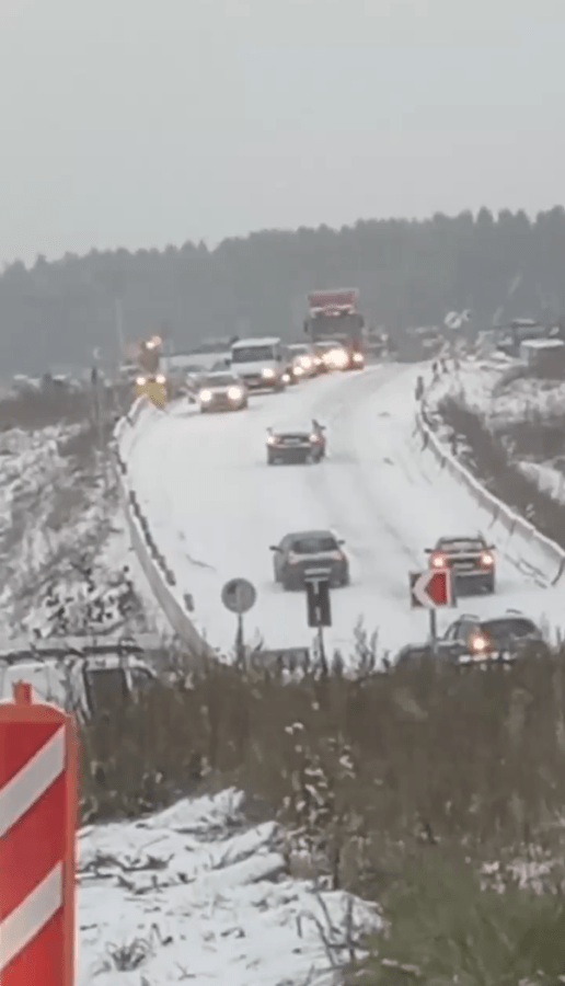 Под Тверью автомобилисты на летней резине не могут подняться в горку