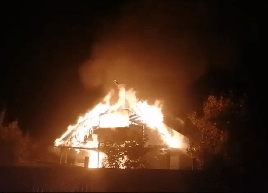 В деревне под Тверью сгорел деревянный жилой дом