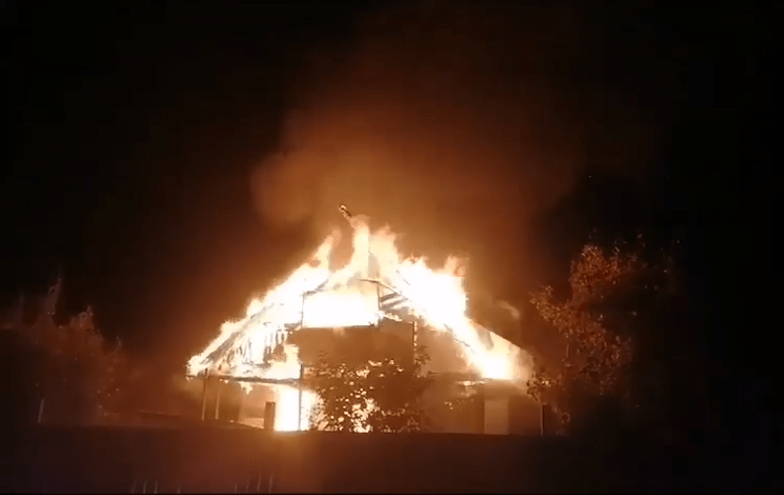 В деревне под Тверью сгорел деревянный жилой дом
