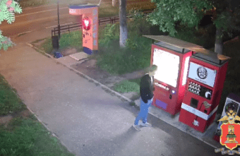 Тверитянин был пойман за кражу денег и игрушек из автомата Тверитянин был пойман за кражу денег и игрушек из автомата