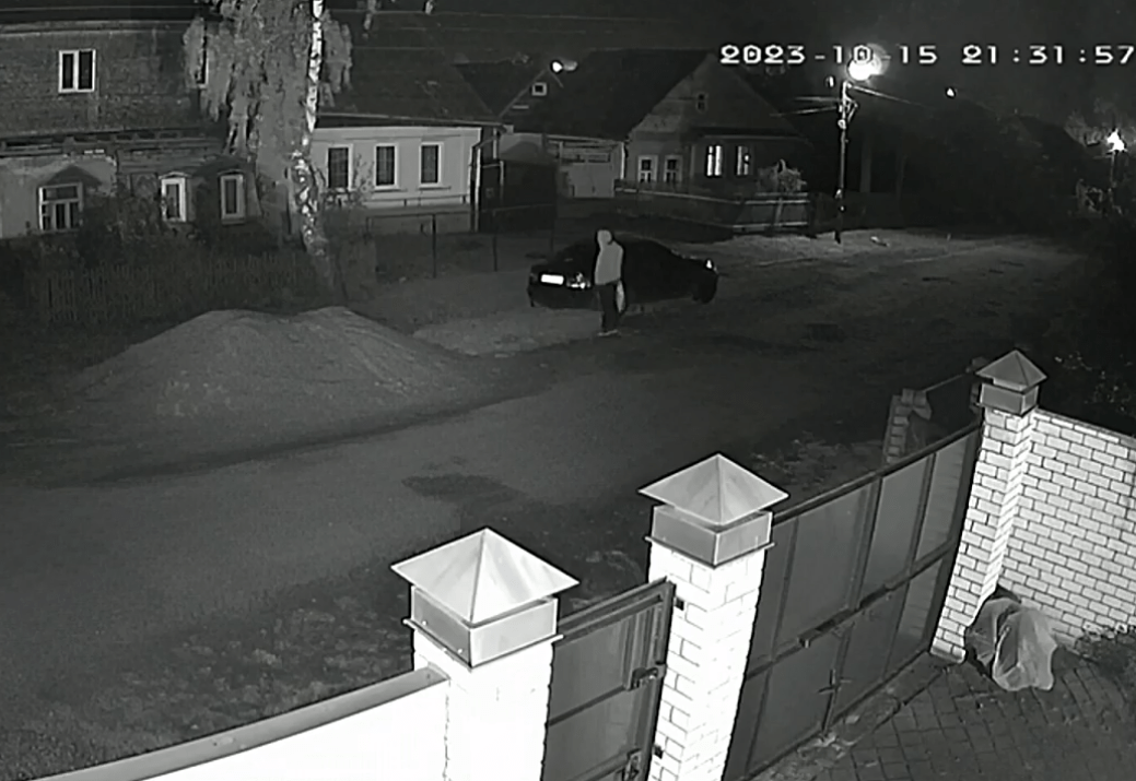 В Твери неизвестный порезал колёса автомобилей В Твери неизвестный порезал колёса автомобилей