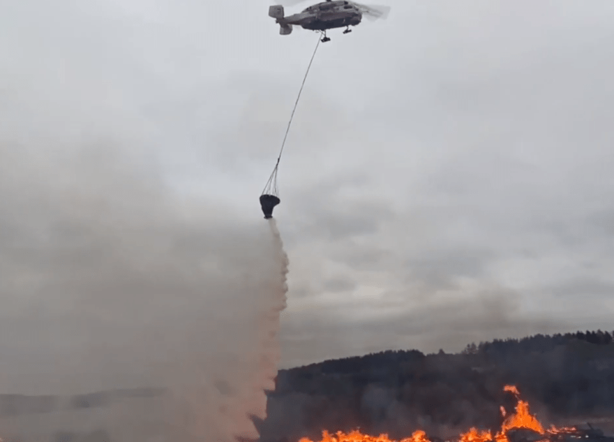 К тушению пожара под Тверью привлекли вертолёт