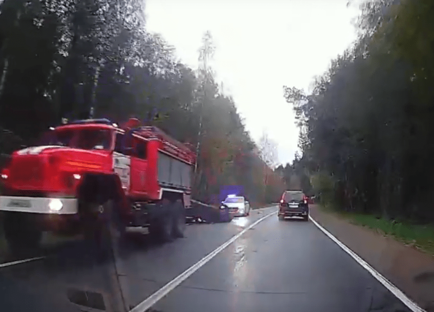 На шоссе под Тверью перевернулась иномарка