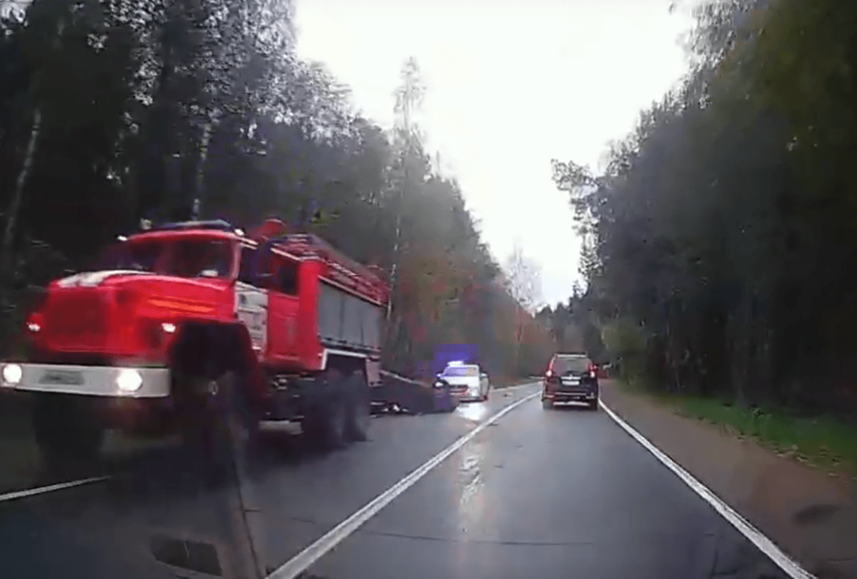 На шоссе под Тверью перевернулась иномарка