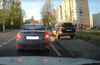 В Твери иномарка чуть не сбила пешехода на тротуаре