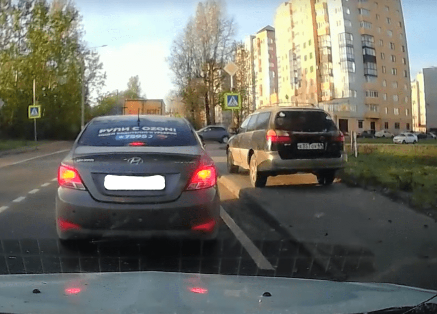 В Твери иномарка чуть не сбила пешехода на тротуаре