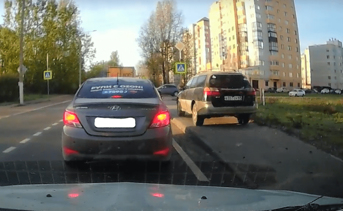 В Твери иномарка чуть не сбила пешехода на тротуаре