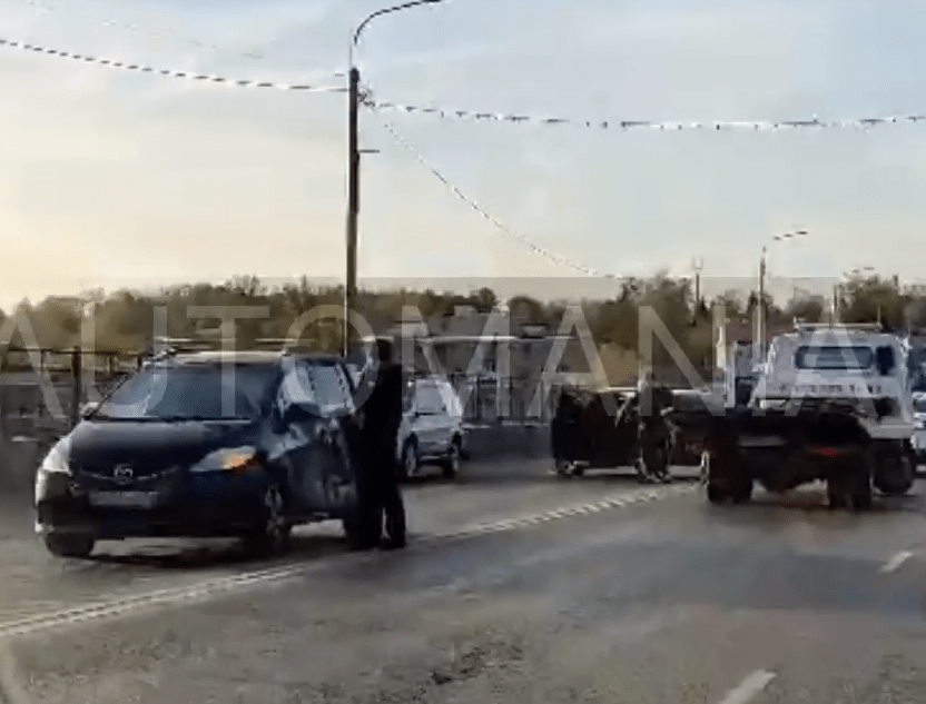 На мосту в Тверской области столкнулись сразу 10 автомобилей На мосту в Тверской области столкнулись сразу 10 автомобилей