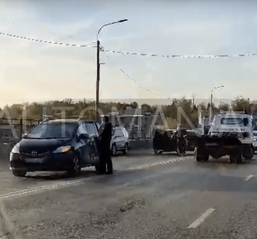 На мосту в Тверской области столкнулись сразу 10 автомобилей
