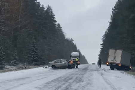 На Старицком шоссе лоб в лоб столкнулись легковушка и фургон