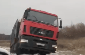 На трассе в Тверской области грузовик съехал в кювет На трассе в Тверской области грузовик съехал в кювет