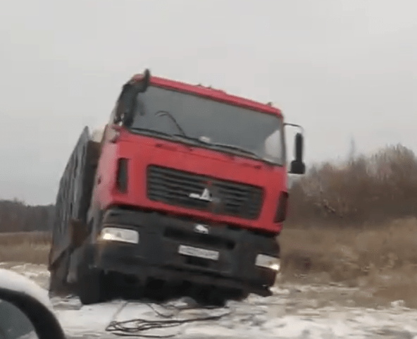На трассе в Тверской области грузовик съехал в кювет На трассе в Тверской области грузовик съехал в кювет