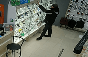 Кража телефона в тверском ТЦ попала на видео Кража телефона в тверском ТЦ попала на видео