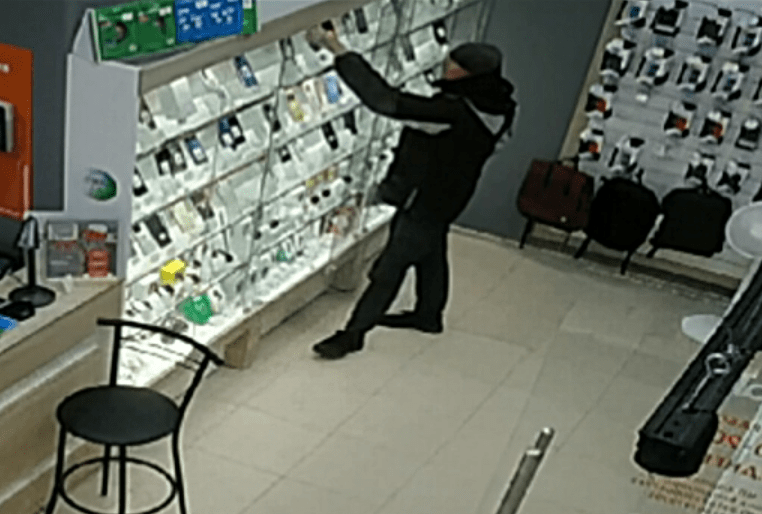 Кража телефона в тверском ТЦ попала на видео