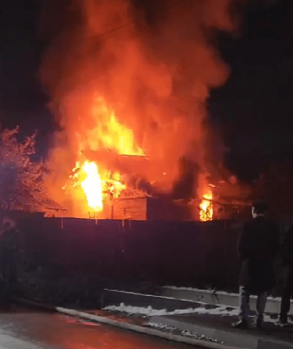 В Тверской области горит частный дом