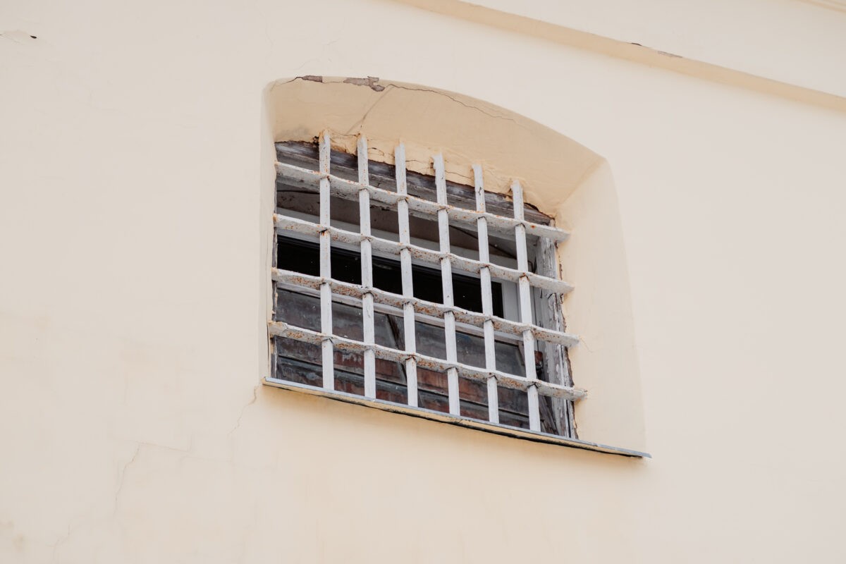 В Твери осуждённому помогли получить наркотики на режимной территории