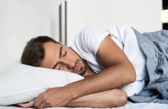 Врач рассказал, от чего может наступить смерть во сне