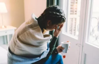 Врач рассказала о причинах головной боли после сна