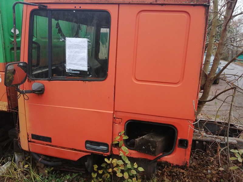 В Твери ищут владельца брошенной в частном секторе фуры