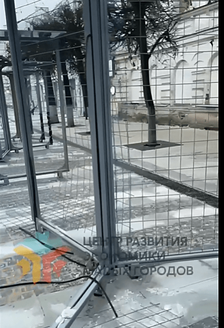 Вандалы испортили конструкции будущего вернисажа в Твери