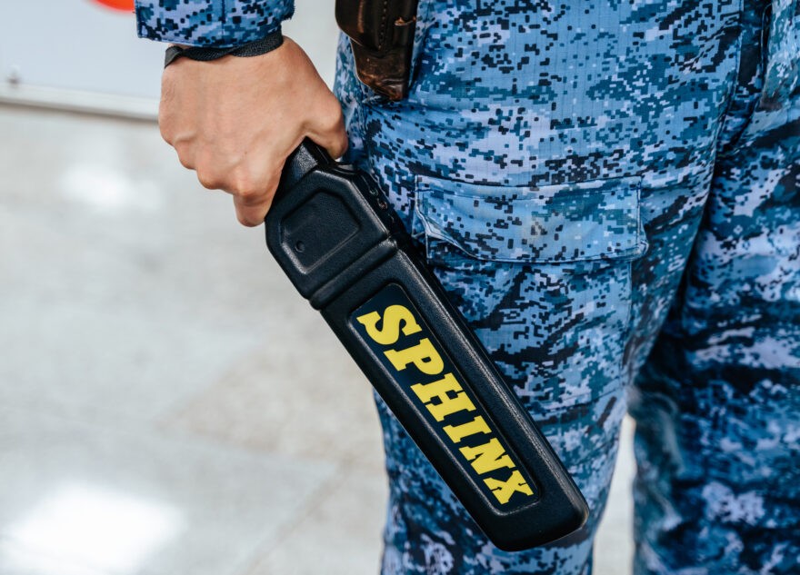 Житель Тверской области пытался задушить полицейского