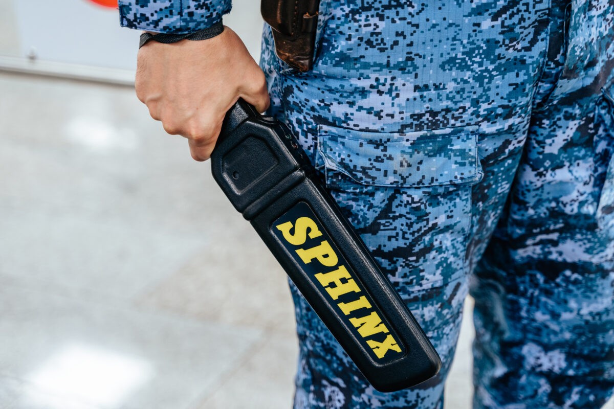 Житель Тверской области пытался задушить полицейского