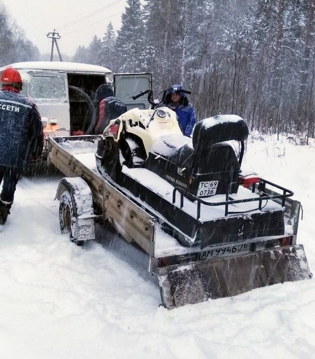 Энергетики продолжают устранять повреждения на линиях электропередачи в Тверской области