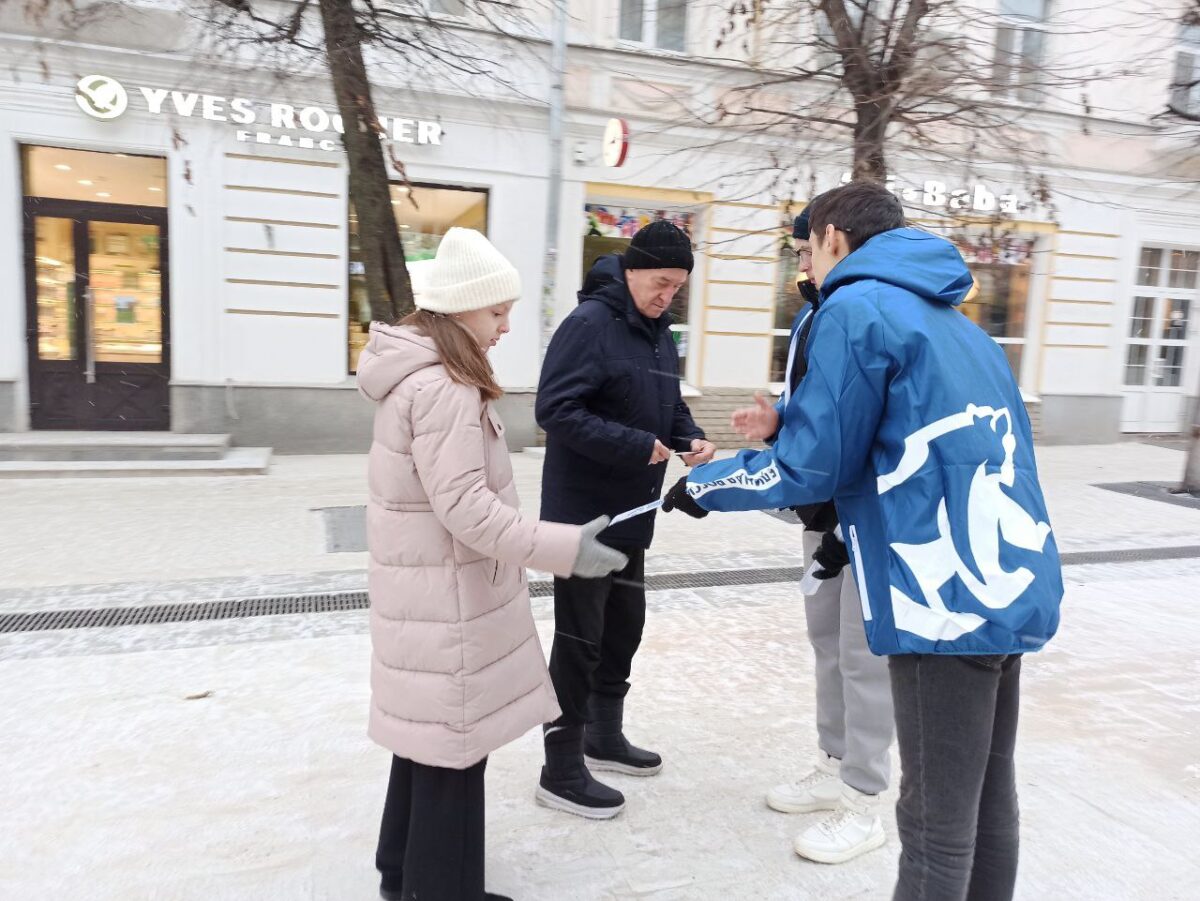 В Твери активисты раздали жителям города светоотражающие браслеты