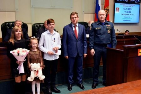 Школьника из Тверской области Дмитрия Кондратьева наградили медалью за мужество   Школьника из Тверской области Дмитрия Кондратьева наградили медалью за мужество