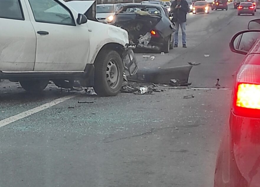 На въезде в Тверь столкнулись два автомобиля, собралась пробка На въезде в Тверь столкнулись два автомобиля, собралась пробка