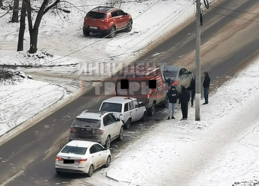 В Твери собрался «паровозик» из пяти машин