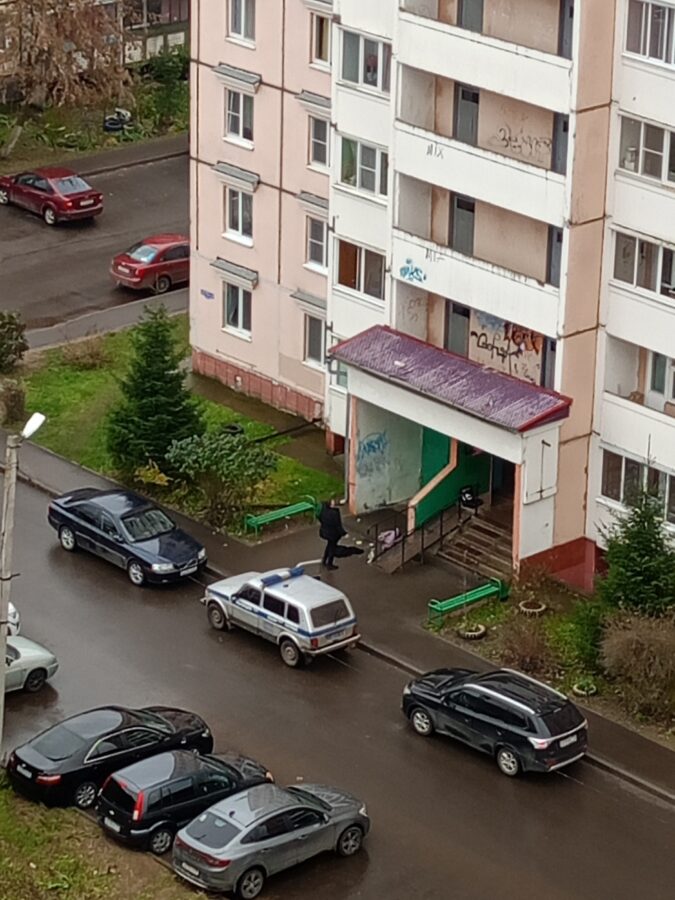 Девочку, выпавшую из окна в Тверской области, экстренно отправили в Тверь