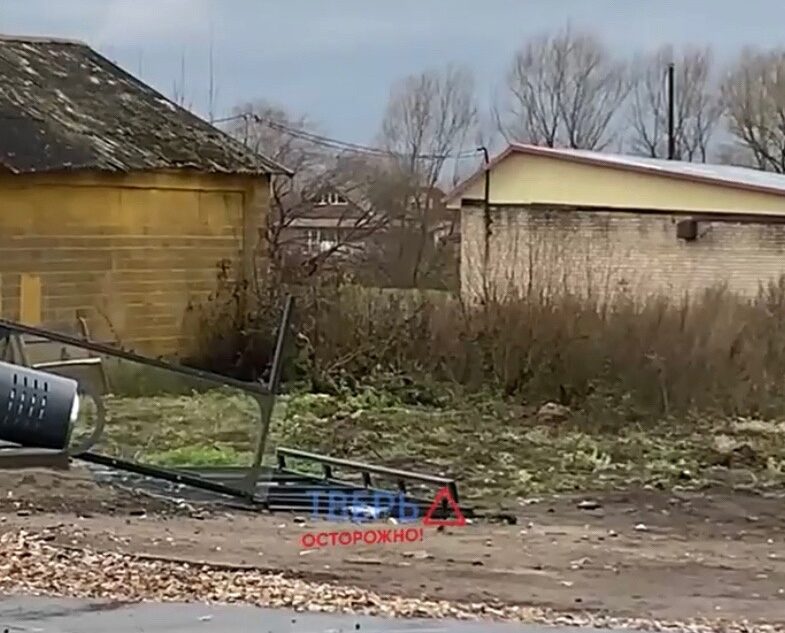 Под Тверью упала новая автобусная остановка