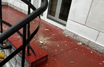 УК не реагирует на упавшую в центре Твери часть фасада жилого дома