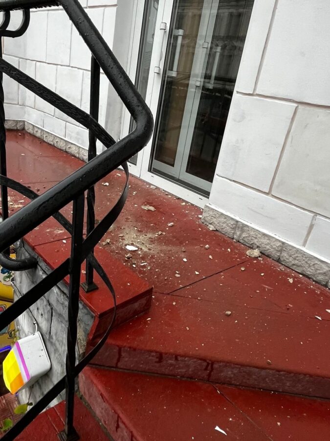 УК не реагирует на упавшую в центре Твери часть фасада жилого дома
