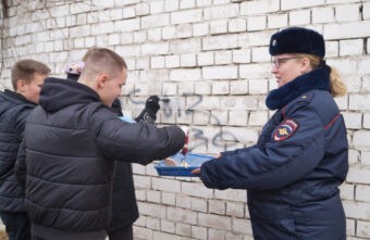 В Твери полицейские вместе со студентами закрасили рекламу наркотиков