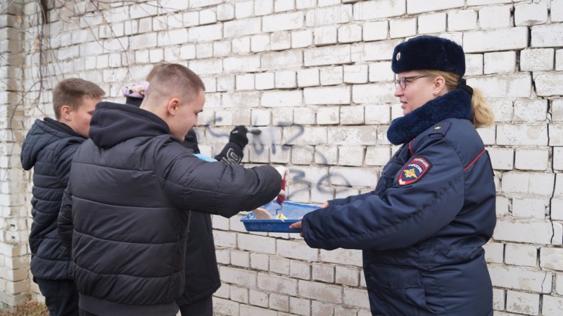 В Твери полицейские вместе со студентами закрасили рекламу наркотиков В Твери полицейские вместе со студентами закрасили рекламу наркотиков